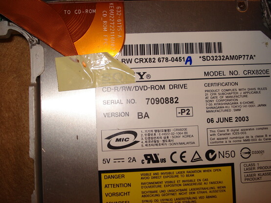 Cambio de unidad CDRW a DVD/CDRW en un iBook G3 600 MHz allá en el lejano 2007.