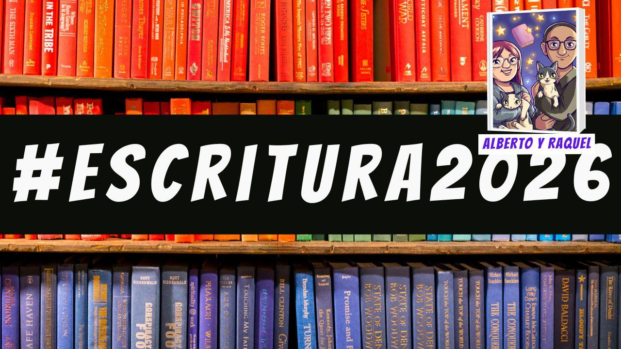 Portada de un video del canal de YouTube Alberto y Raquel. Sobre varias filas de libros de colores se ve el texto #Escritura2026 y el logo del canal: un libro en cuya portada se ven caricaturas de Raquel Castro y Alberto Chimal, escritores mexicanos, junto con dos gatos.